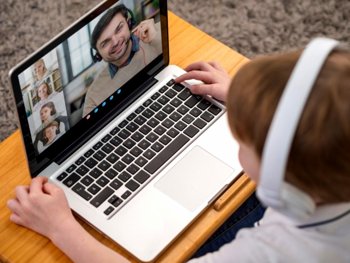 Espace de travail personnel avec cahier de réflexion et notes